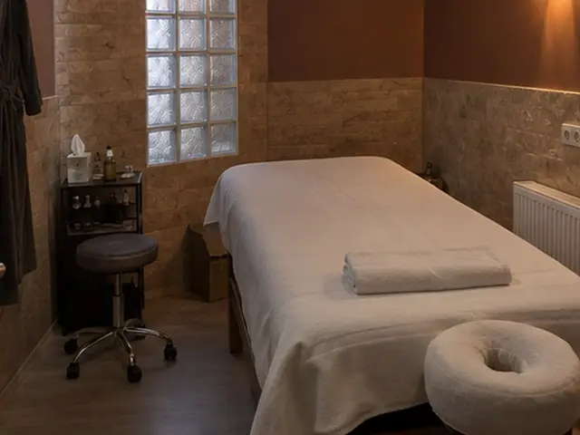 Taş duvarlı odada yüz yastıklı masaj masası — Alipaşa, Masaj Salonun