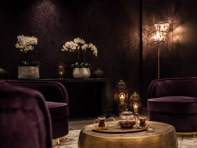 Kadife koltuklu, çay masalı bekleme salonu — Alipaşa, Masaj Salonun