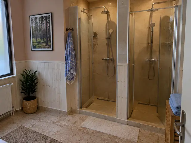 Duş kabinleri ve bank bulunan hamam öncesi alan — Alipaşa, Masaj Salonun
