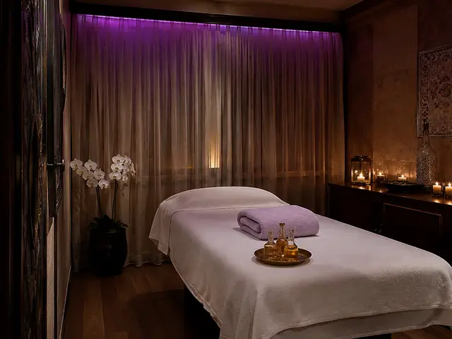 Mor ışıklı, mumlarla hazırlanmış masaj odası — Alipaşa, Masaj Salonun