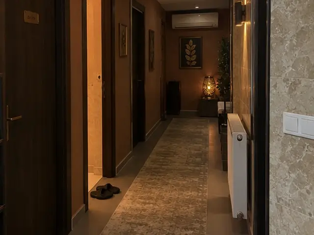 Havlu rafı ve terlikleriyle salon koridoru — Alipaşa, Masaj Salonun